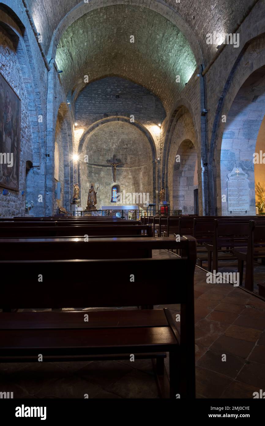 Blick in das Innere der Kirche Saint Sauveur des berühmten Dorfes Le Castellet, Südfrankreich, ein Reiseziel und Touristenattraktion, Stockfoto