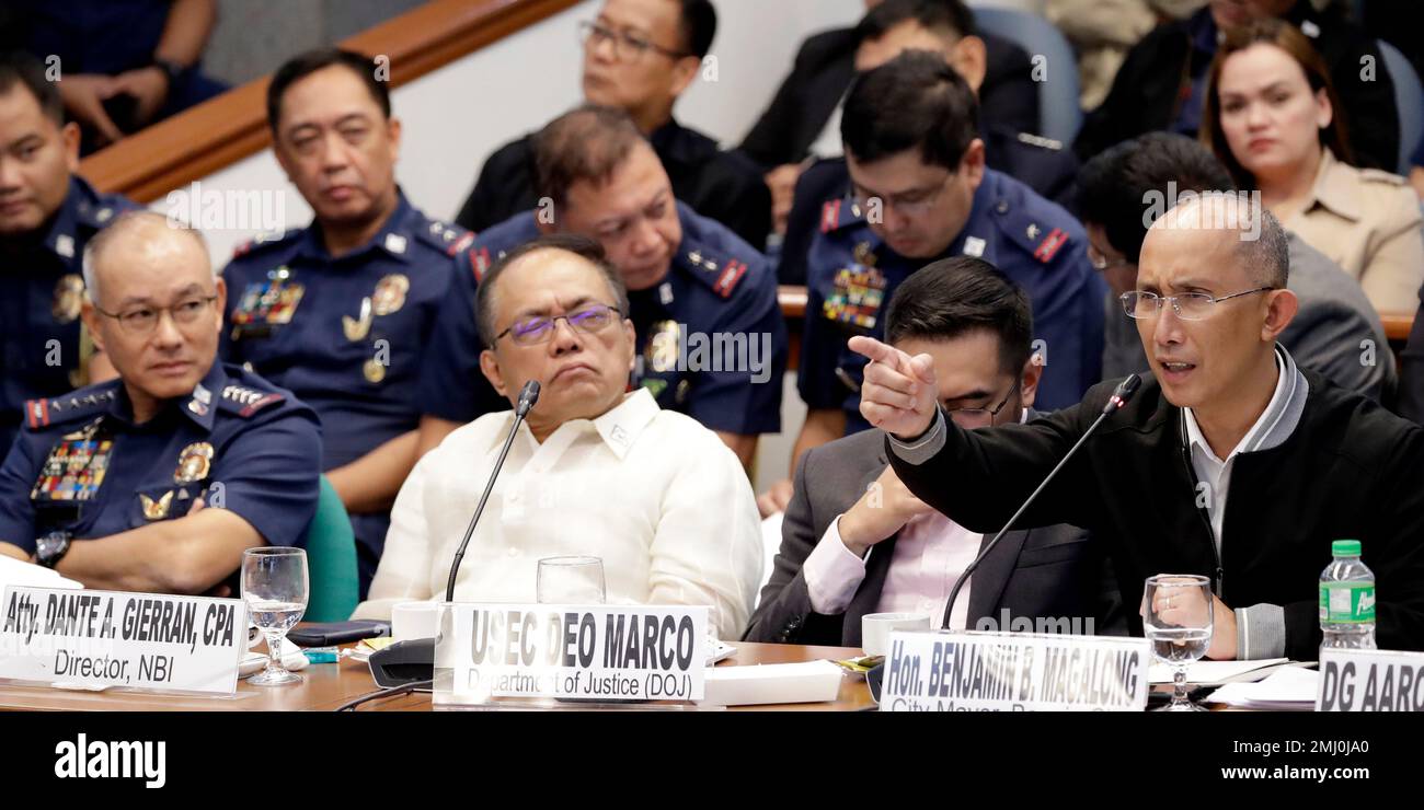 Philippine National Police chief Gen. Oscar Albayalde, left, glances at former chief of the Philippine National Police Criminal Investigation and Detection Group (PNP-CIDG) and now Mayor Benjamin Magalong at the resumption of the Senate probe on the release of hundreds of convicts under the shortened serving of their sentence for good behaviour known as "Good Conduct Time Allowance or GCTA Thursday, Oct. 3, 2019 in suburban Pasay city south of Manila, Philippines. The Senate probe has now shifted to the alleged corruption in the police force by rouge police officers in its operations against t Stockfoto