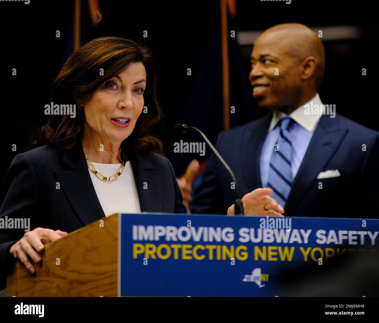 New York, New York, USA. 27. Januar 2023. - NY-Gouverneur Kathy Hochul und Bürgermeister Eric Adams treffen sich am 27. Januar 2023 im Fulton Transit Center, um über die Sicherheit im New Yorker Transitsystem zu sprechen. Kredit: Katie Godowski/Media Punch/Alamy Live News Stockfoto