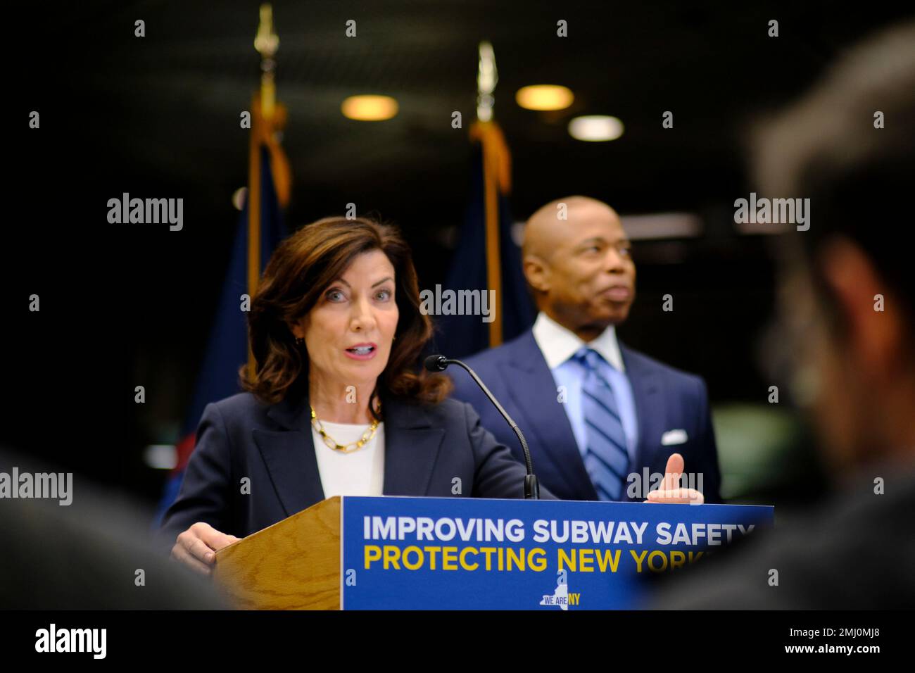 New York, New York, USA. 27. Januar 2023. - NY-Gouverneur Kathy Hochul und Bürgermeister Eric Adams treffen sich am 27. Januar 2023 im Fulton Transit Center, um über die Sicherheit im New Yorker Transitsystem zu sprechen. Kredit: Katie Godowski/Media Punch/Alamy Live News Stockfoto