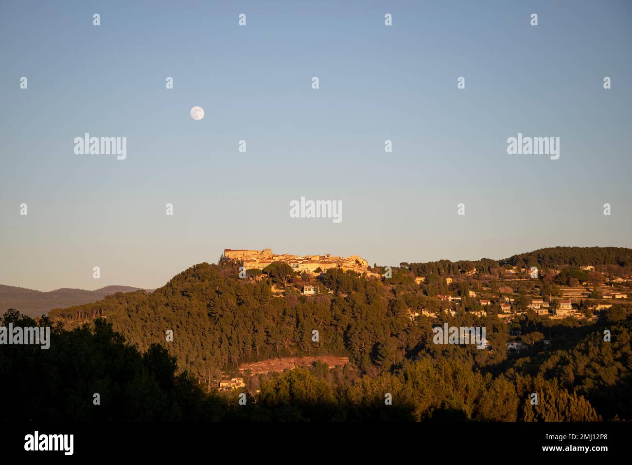 Das Dorf Castellet mit dem Mond und Kopierraum, das Departement Var der Region Provence-Alpes-Côte d'Azur, Südfrankreich, ist ein Reiseziel Stockfoto