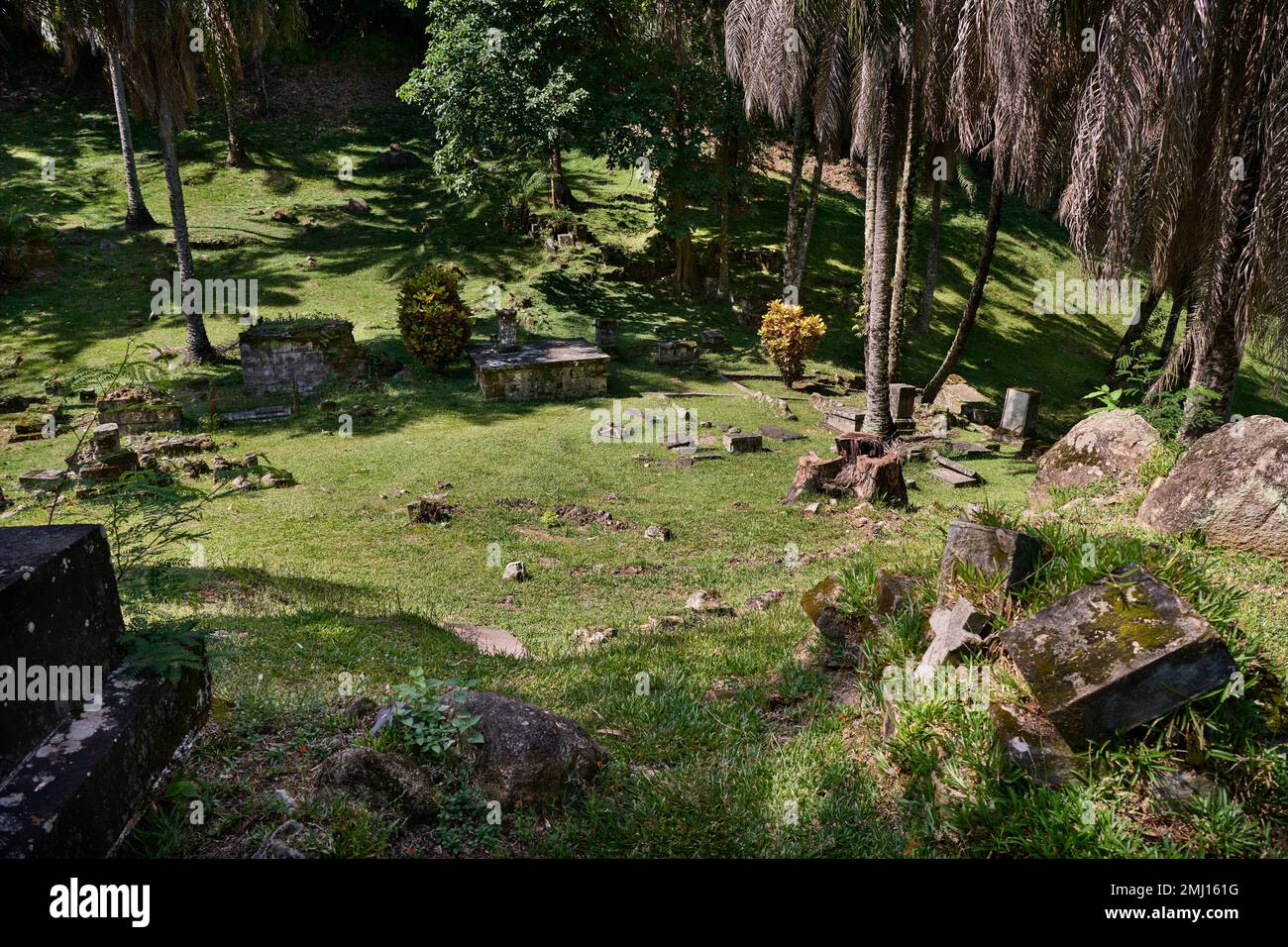 Historischer Friedhof aus der Kolonialzeit, Grabsteine, Gräber und Gedenkstätten in Victoria, Mahe, Seychellen Stockfoto