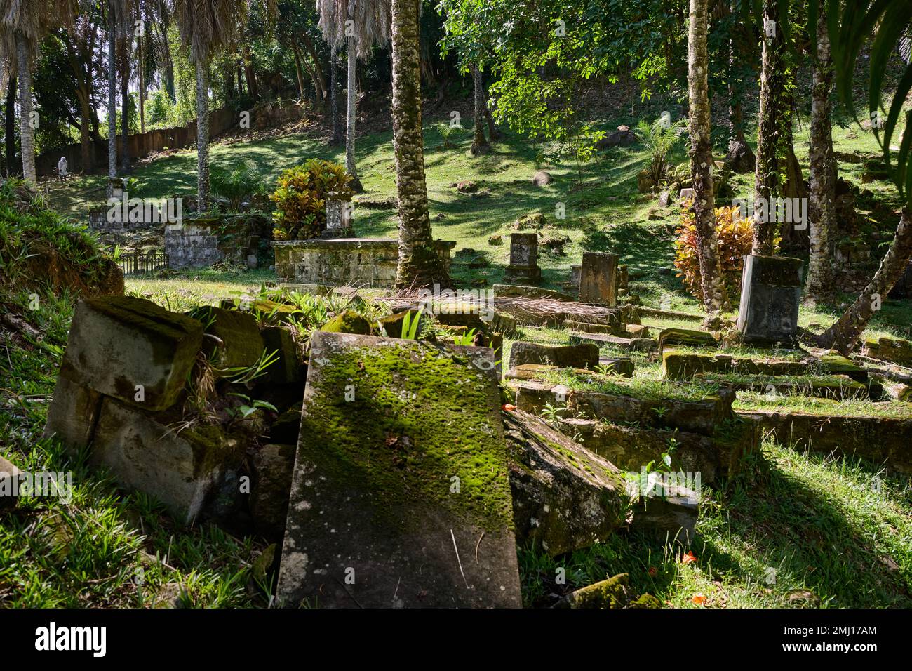 Historischer Friedhof aus der Kolonialzeit, Grabsteine, Gräber und Gedenkstätten in Victoria, Mahe, Seychellen Stockfoto