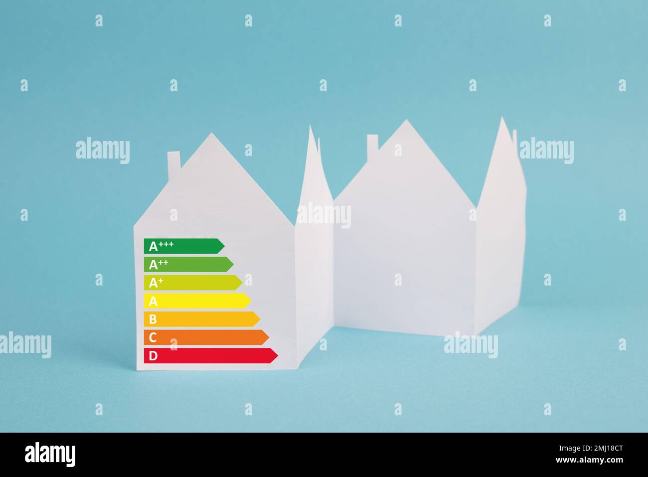 Haus mit Grafik zum Stromverbrauch, erneuerbarer Energie, Solarelektrizität, grüner CO2-Fußabdruck, CO2-Emission, Umweltfreundlicher Lebensstil Stockfoto