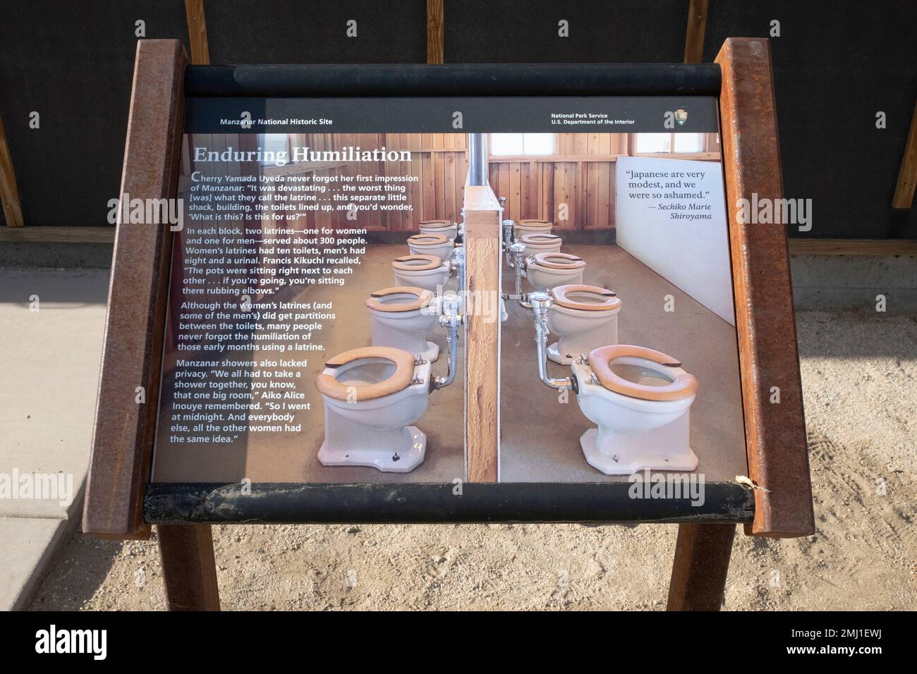 Ausstellung über die Demütigung öffentlicher Toiletten und Duschen an der Manzanar National Historic Site, Owens Valley, Kalifornien, USA [Keine Veröffentlichung von Künstlern; Editorial Stockfoto