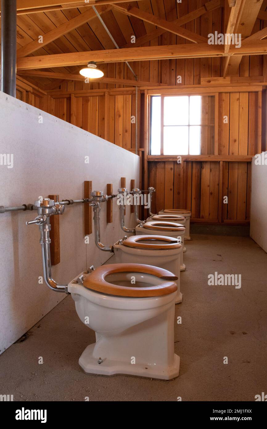 Ausstellung über die Demütigung öffentlicher Toiletten und Duschen an der Manzanar National Historic Site, Owens Valley, Kalifornien, USA Stockfoto