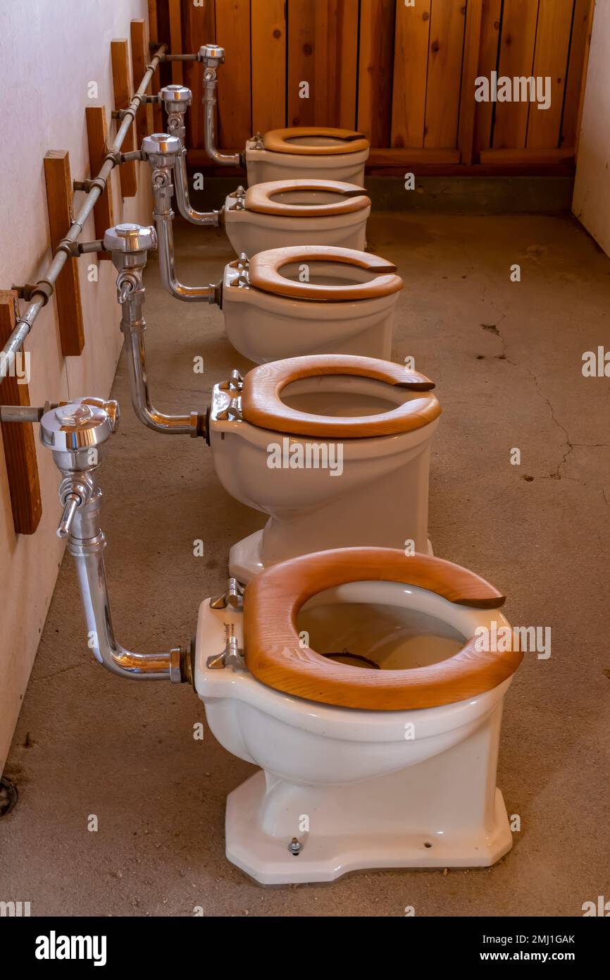 Ausstellung über die Demütigung öffentlicher Toiletten und Duschen an der Manzanar National Historic Site, Owens Valley, Kalifornien, USA Stockfoto