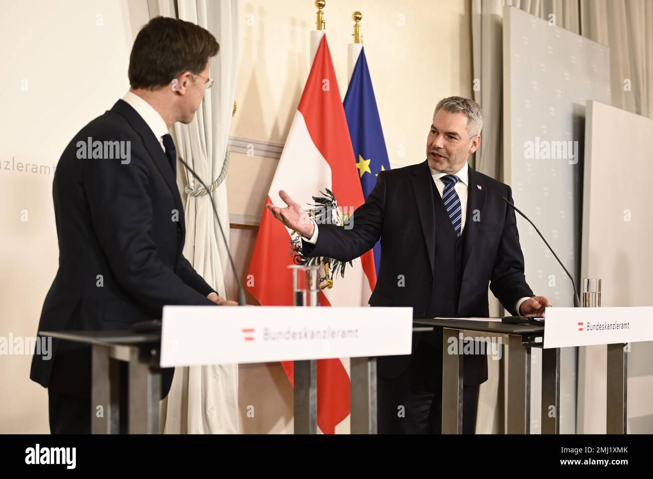 Wien, Österreich. Bundeskanzler Karl Nehammer (R) begrüßt den Premierminister des Königreichs der Niederlande, Mark Rutte (L), zu einem Arbeitsbesuch in Wien Stockfoto