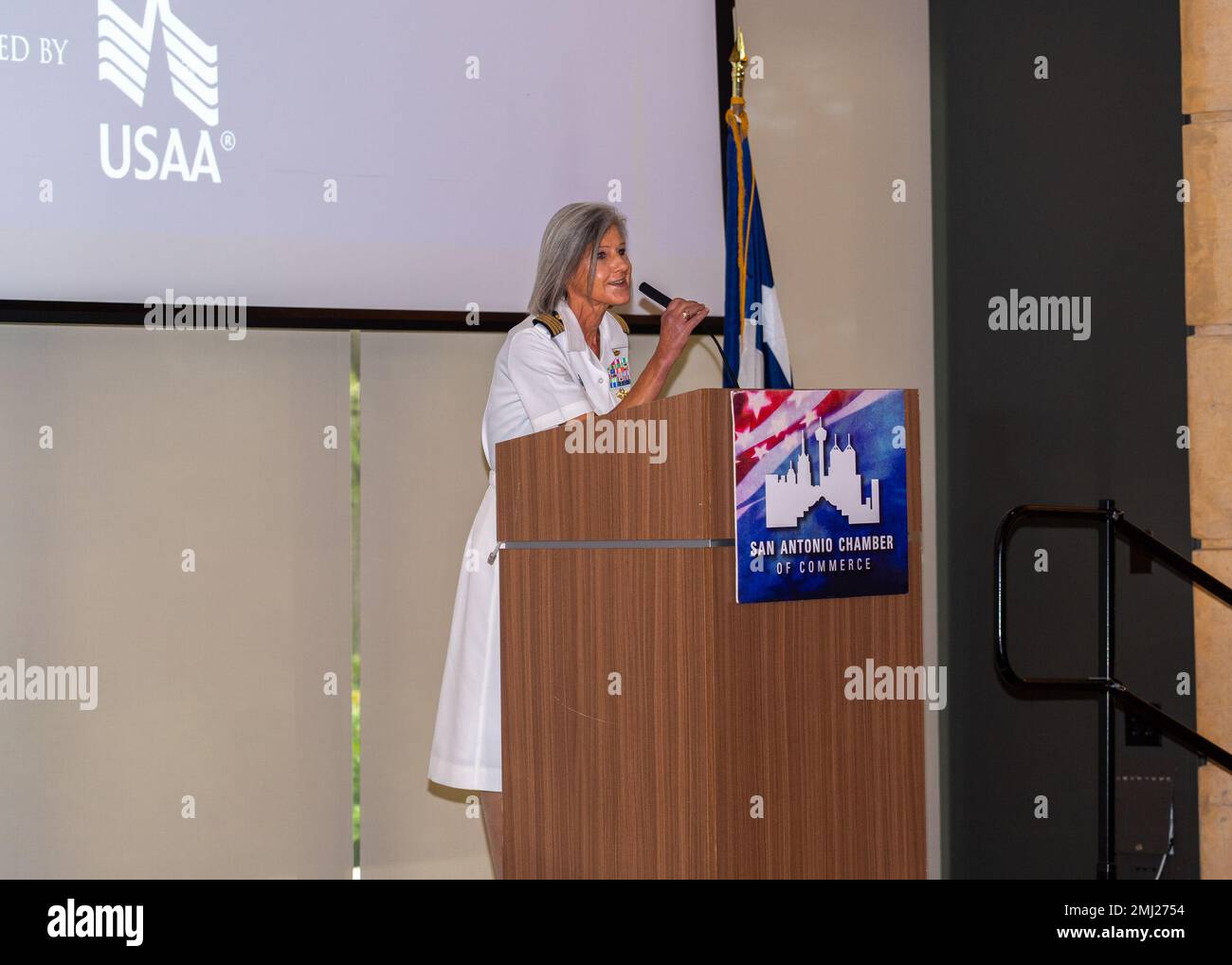 SAN ANTONIO - (24. August 2022) Captain Shannon J. Johnson, Stellvertretender Befehlshaber, Marine Medical Forces Support Command, spricht während des 2022. Kommandoempfangs, der von der Handelskammer von San Antonio ausgerichtet wird. Stockfoto