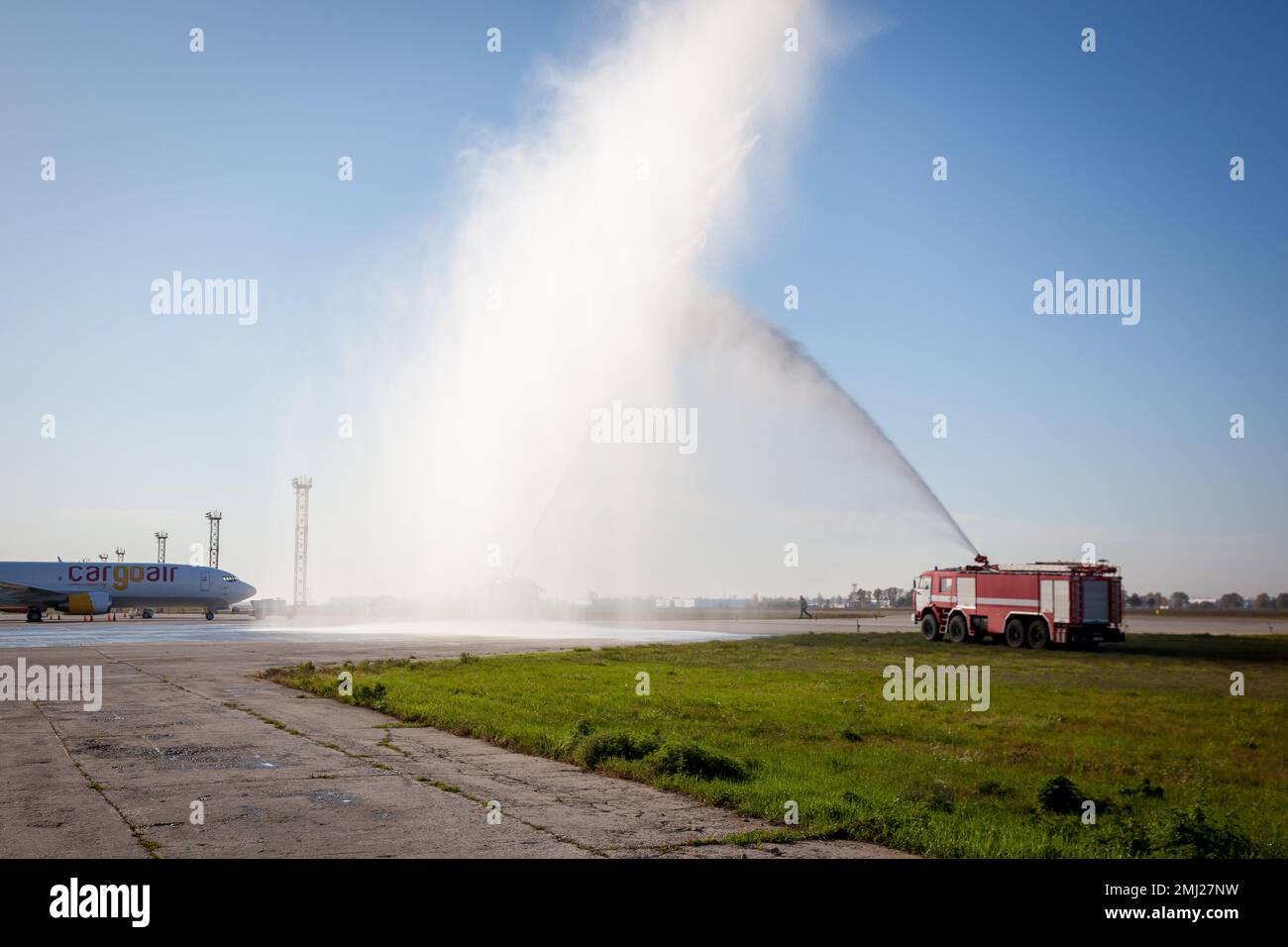 Roter Feuerwehrauto am Flughafen. Transportwagen im Freien. Feuerwehrwagen auf der Landebahn. Kiew, Ukraine - 27. Juni 2020 Stockfoto