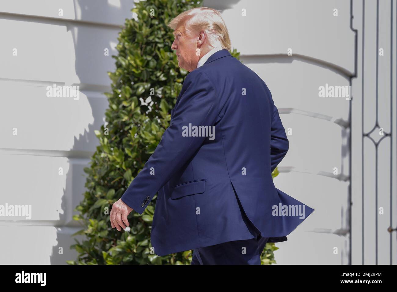 President Donald Trump walks back into the main residence of the White House in Washington, Thursday, Sept. 26, 2019, after returning from United Nations General Assembly. (AP Photo/Pablo Martinez Monsivais) Stockfoto