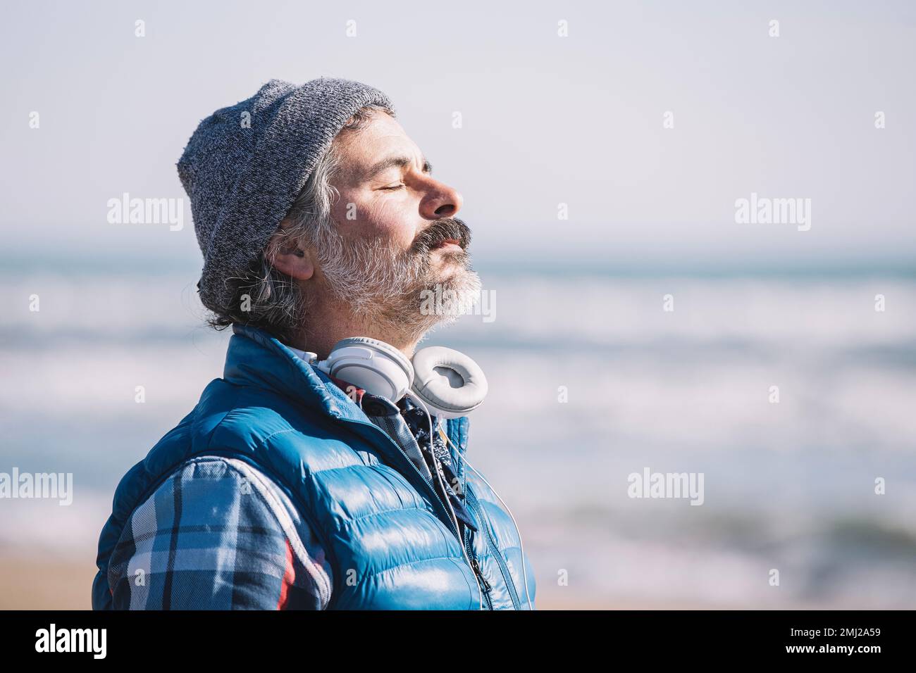 Ein Mann am Strand. Entspannende Tiefenatmung. Im Winter Stockfoto
