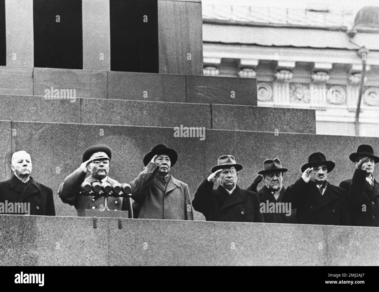 FILE - In this Nov. 7, 1957, file photo, China's Mao Tse-tung, third from left, and top Russian leaders salute from Lenin Mausoleum as parade passes below in Red Square in Moscow. China and Soviet Union enjoy a smooth relationship in the beginning of the 50s. From left are then President Dmitri, Voroshilov, Defense Minister Marshal Rodion Y. Malinovsky, who replaced Marshal Zhukov; Mao; communist party boss Nikita Khrushchev; Premier Nikolai Bulganin; Deputy Premier A.I. Mikoyan and M.A. Suslov, a member of ruling presidium. (AP Photo, File) Stockfoto