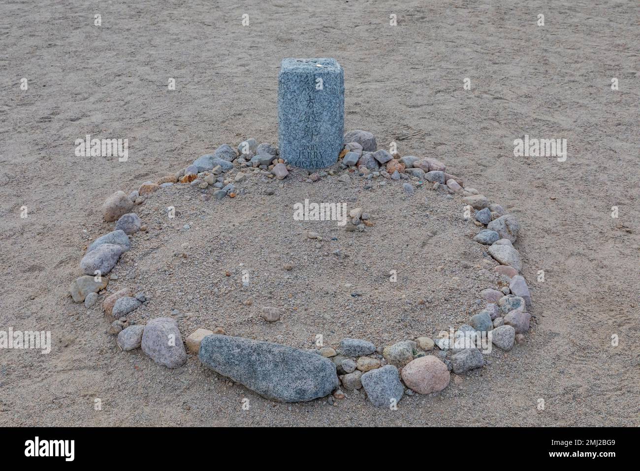 Grabsteine auf dem Manzanar Cemetery, Manzanar National Historic Site, Owens Valley, Kalifornien, USA Stockfoto