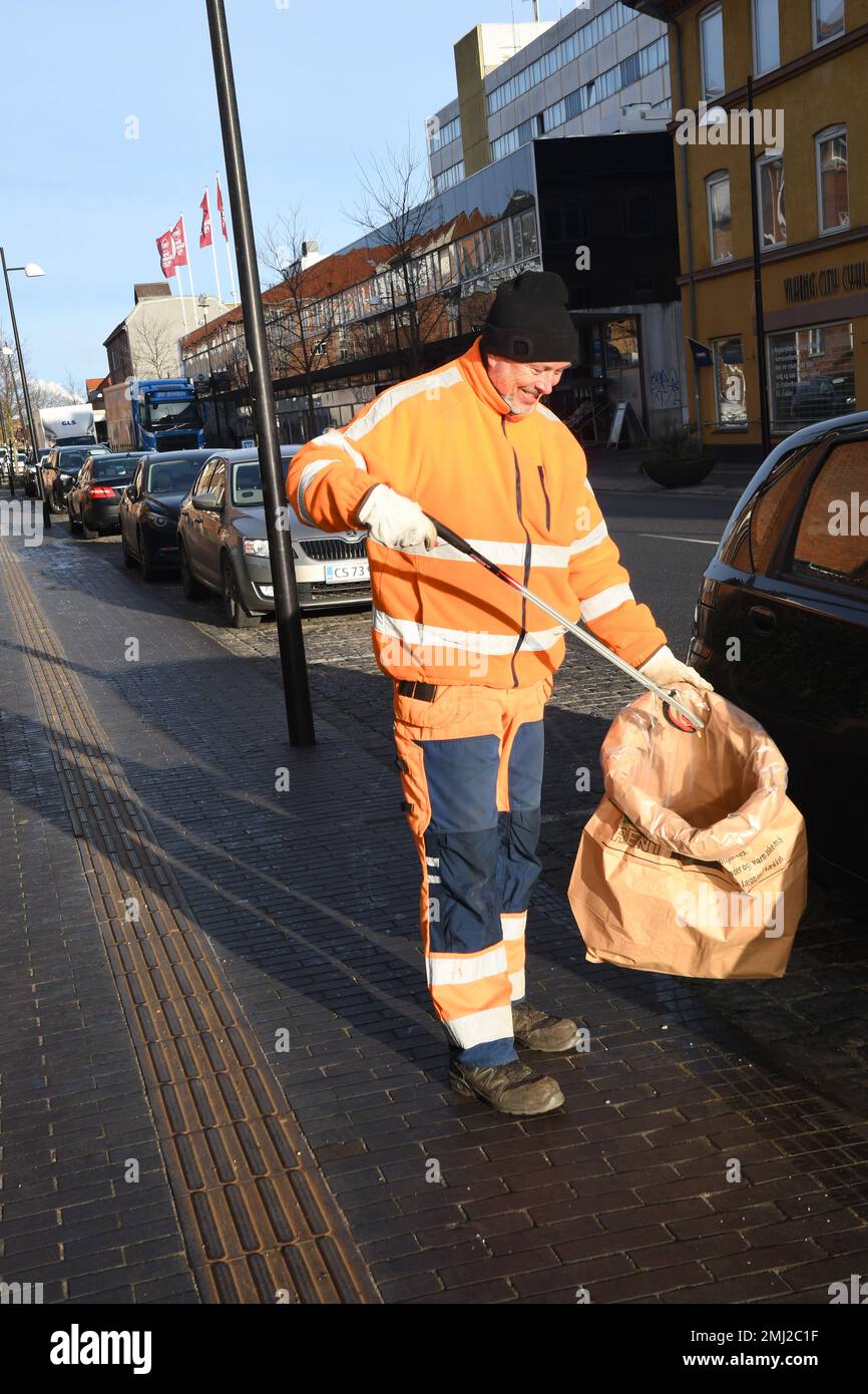 Kastrup/Kopenhagen /Denmmark/27 Januar 2023/Local govt.workrs picing paper waste and Cigarettes left left on Street in Kastrup.(Foto.Francis Joseph Dean/Dean Pictures) Stockfoto