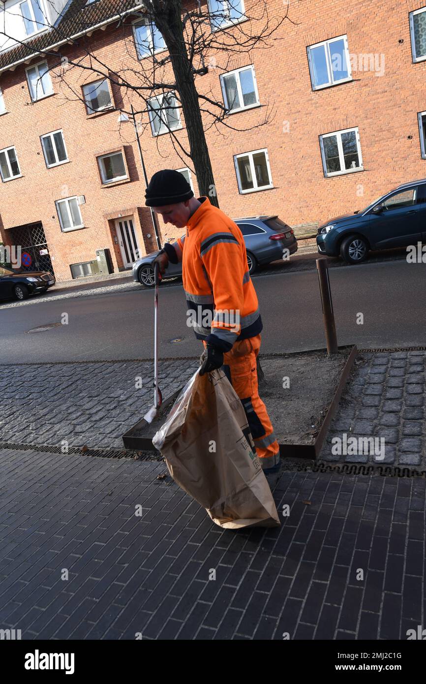 Kastrup/Kopenhagen /Denmmark/27 Januar 2023/Local govt.workrs picing paper waste and Cigarettes left left on Street in Kastrup.(Foto.Francis Joseph Dean/Dean Pictures) Stockfoto