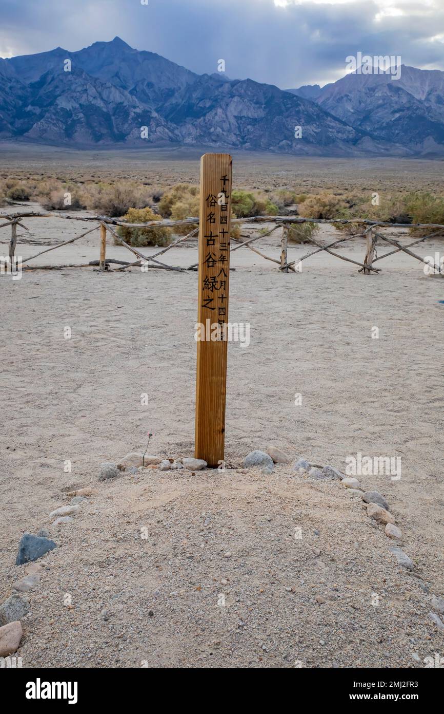 Grabsteine auf dem Manzanar Cemetery, Manzanar National Historic Site, Owens Valley, Kalifornien, USA Stockfoto