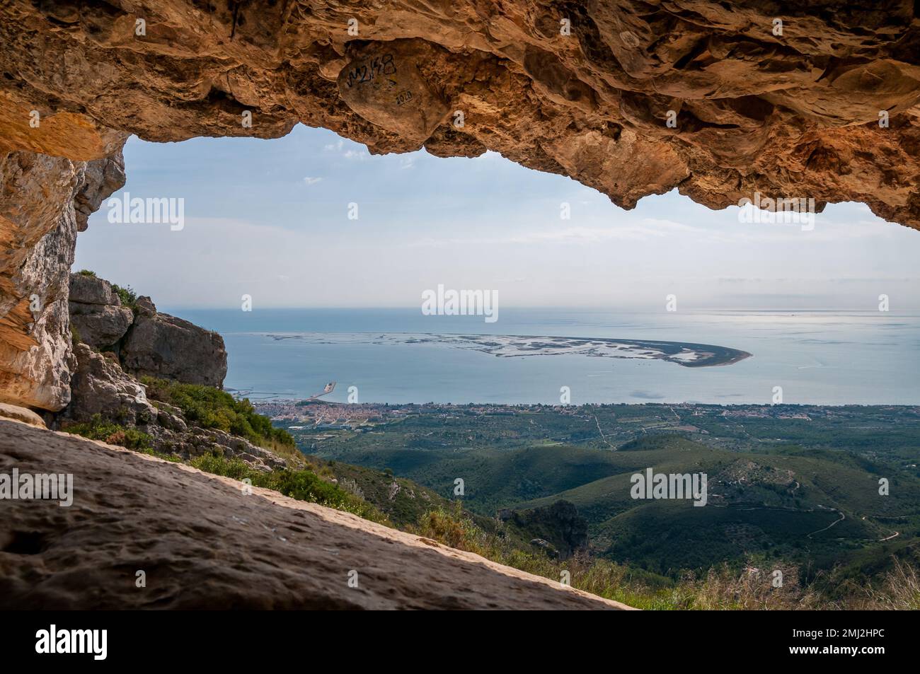 Panoramablick auf Punta de la Banya im Ebro Delta und Sant Carles de la Ràpita, von La foradada (foradada Höhle), in der Serra del Montsià Range. Estragon Stockfoto