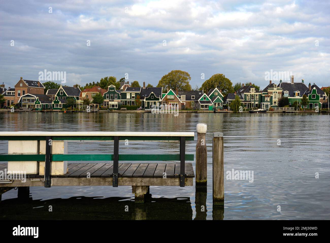 Eine Reihe von alten niederländischen Architekturhäusern säumen den Kanal. Stockfoto