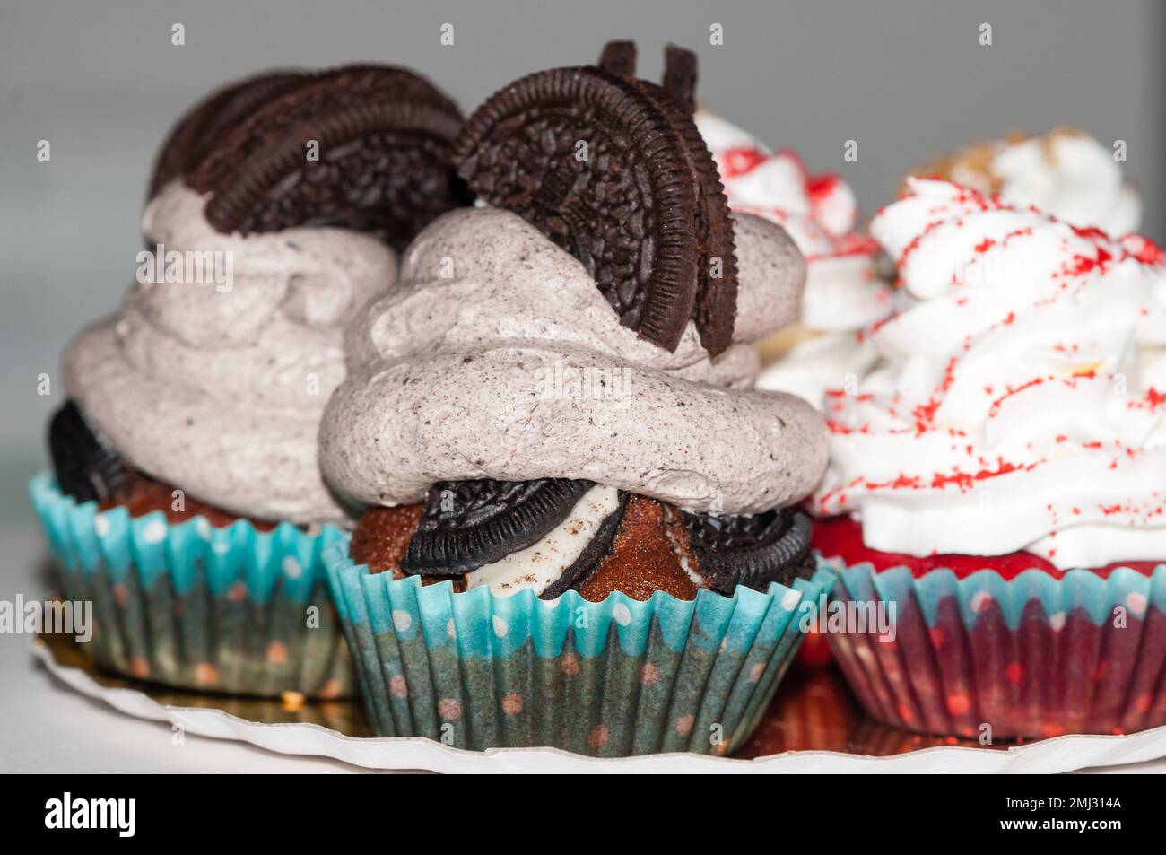 oreo und vegane Erdbeer-Cupcakes Stockfoto