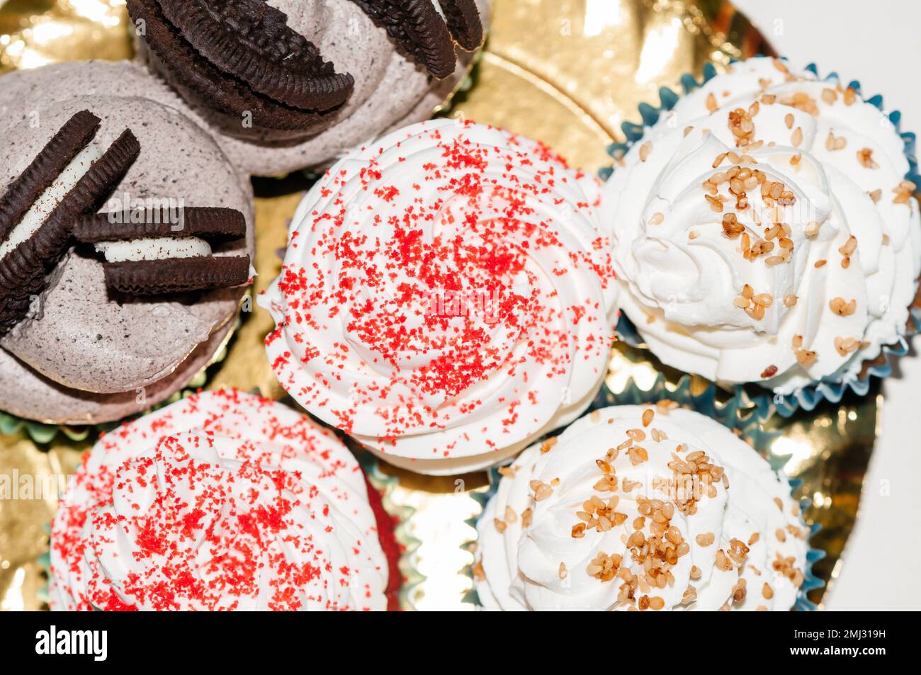 oreo und vegane Erdbeer-Cupcakes Stockfoto