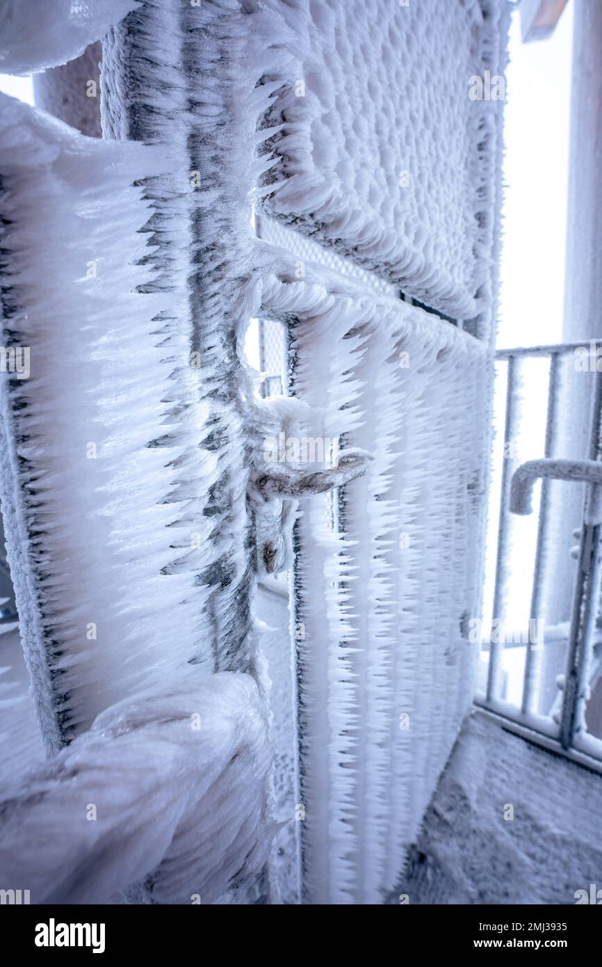 Extrem vereiste Tür im Winter, Schoemberg, Schwarzwald, Deutschland Stockfoto