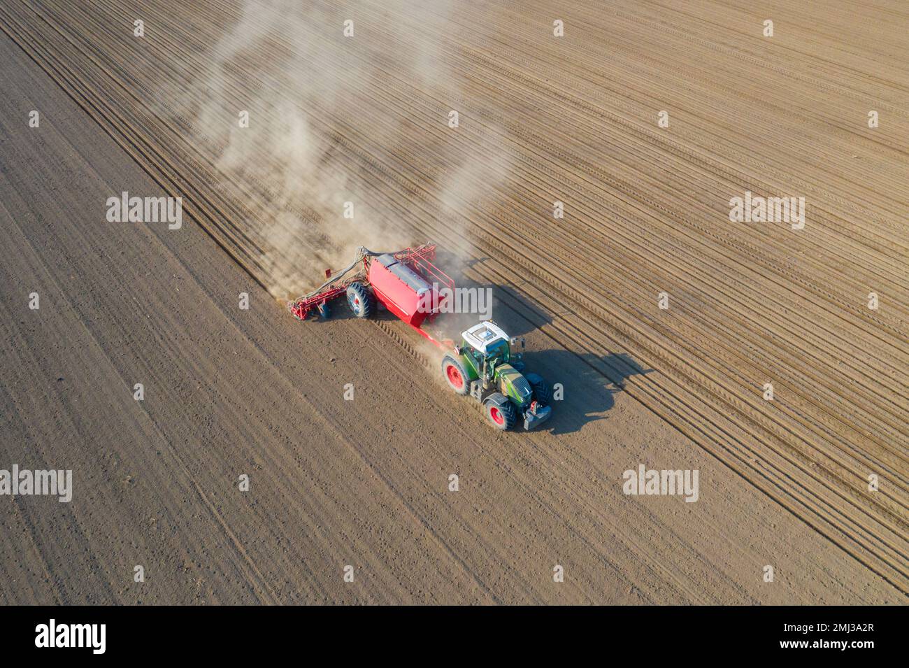 Draufsicht über Traktor mit pneumatischem Sämaschinen, landwirtschaftliche Maschine zum Aussaaten, Feldarbeiten im Frühjahr Stockfoto