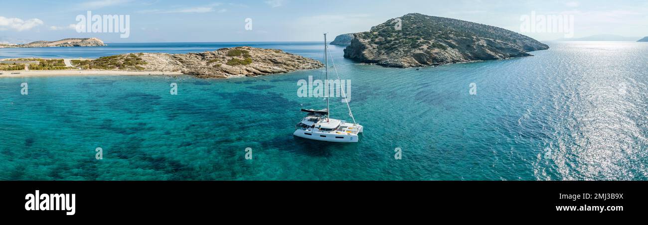 Luftaufnahme, Segelkatamaran auf dem türkisfarbenen Meer, kleine Kykladen, Griechenland Stockfoto