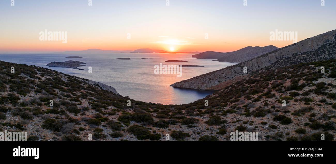 Sonnenuntergang über einer Bucht von Levitha Island, griechische Insel, südliche Ägäis, Griechenland Stockfoto