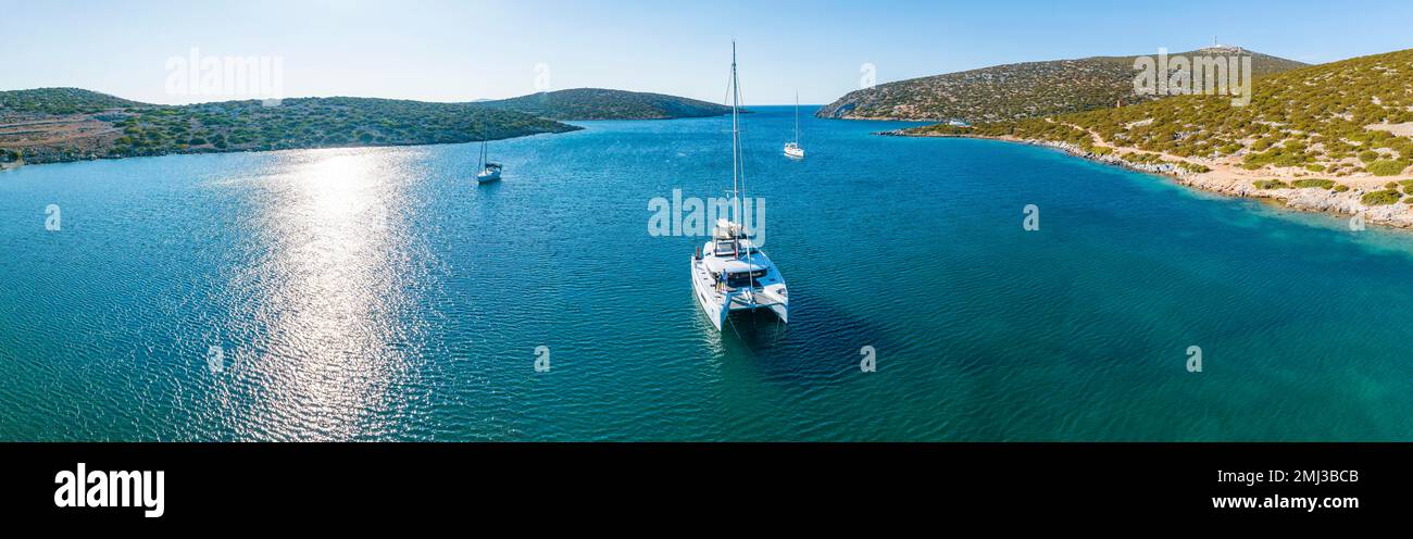 Segelkatamaran in einer Bucht, Ägäisches Meer, Griechenland Stockfoto