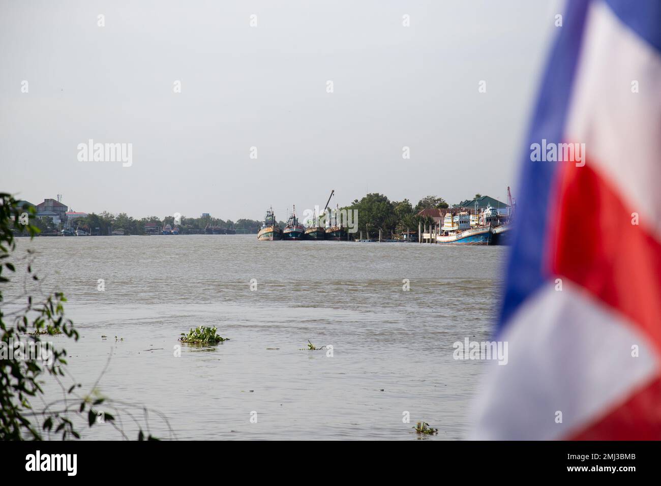 Fluss Mae Klong und Flagge - Thailand Stockfoto