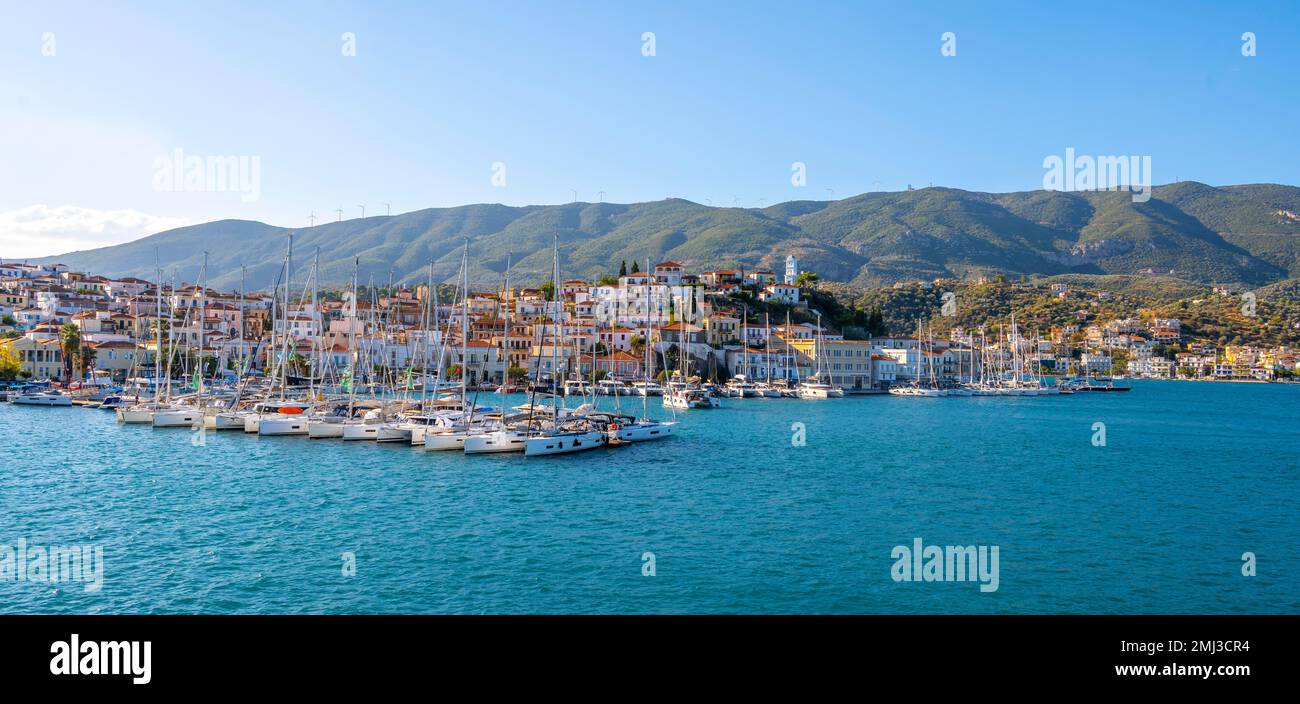 Blick auf das Dorf Poros mit Hafen, Saronischer Golf, Griechenland Stockfoto