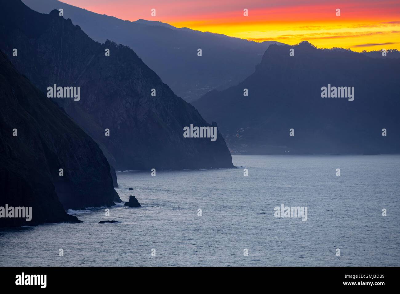 Lange Exposition, Küstenlandschaft, Klippen und Meer, Madeira, Portugal Stockfoto