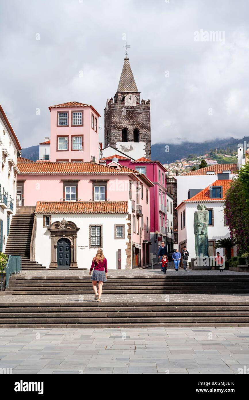 Touristen in der Stadt, kleiner Platz in der Altstadt mit bunten Häusern und Kapelle Capela de Santo Antonio de Mouraria, im hinteren Turm des Stockfoto