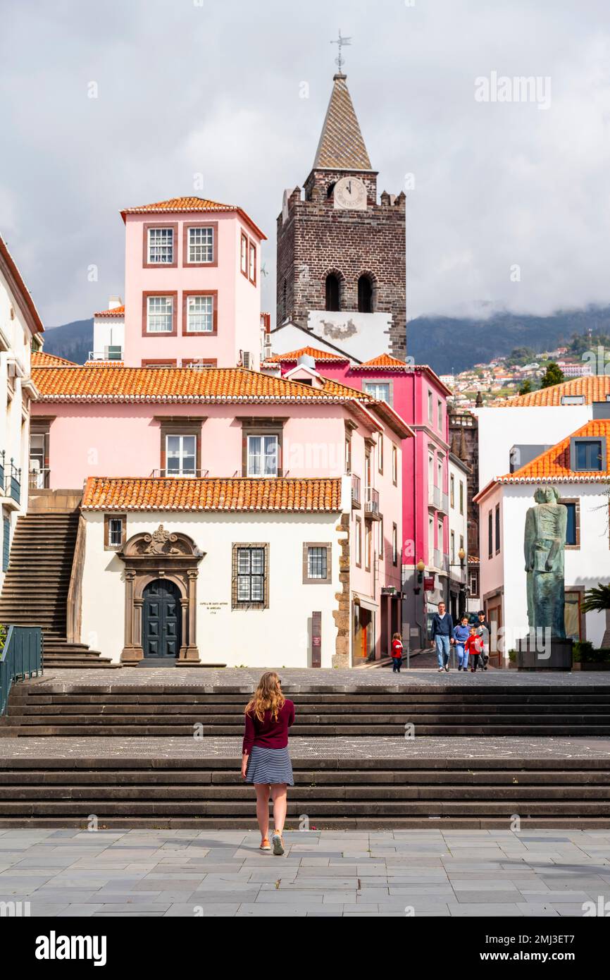 Touristen in der Stadt, kleiner Platz in der Altstadt mit bunten Häusern und Kapelle Capela de Santo Antonio de Mouraria, im hinteren Turm des Stockfoto