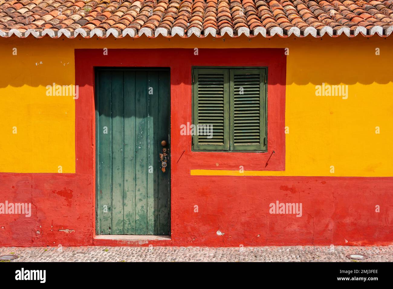 Gelp und rotes Haus, portugiesische Nationalfarben, Funchal, Madeira, Portugal Stockfoto