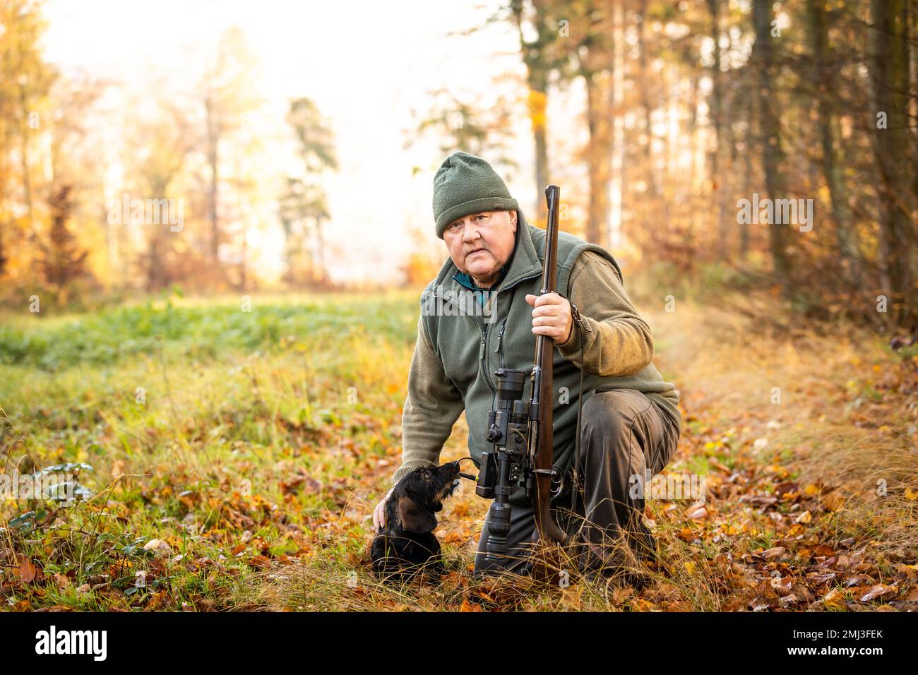 Jäger oder Ranger mit einer professionellen Nachtsichtpistole und Jagdform für die Jagd in einem Herbstwald, Jagdkonzept Stockfoto