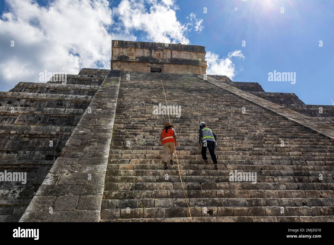 Archäologen klettern auf den Tempel von Kukulcán, Chichen Itza, Quintana Roo, Yucatan, Mexiko, Nordamerika, Amerika Stockfoto