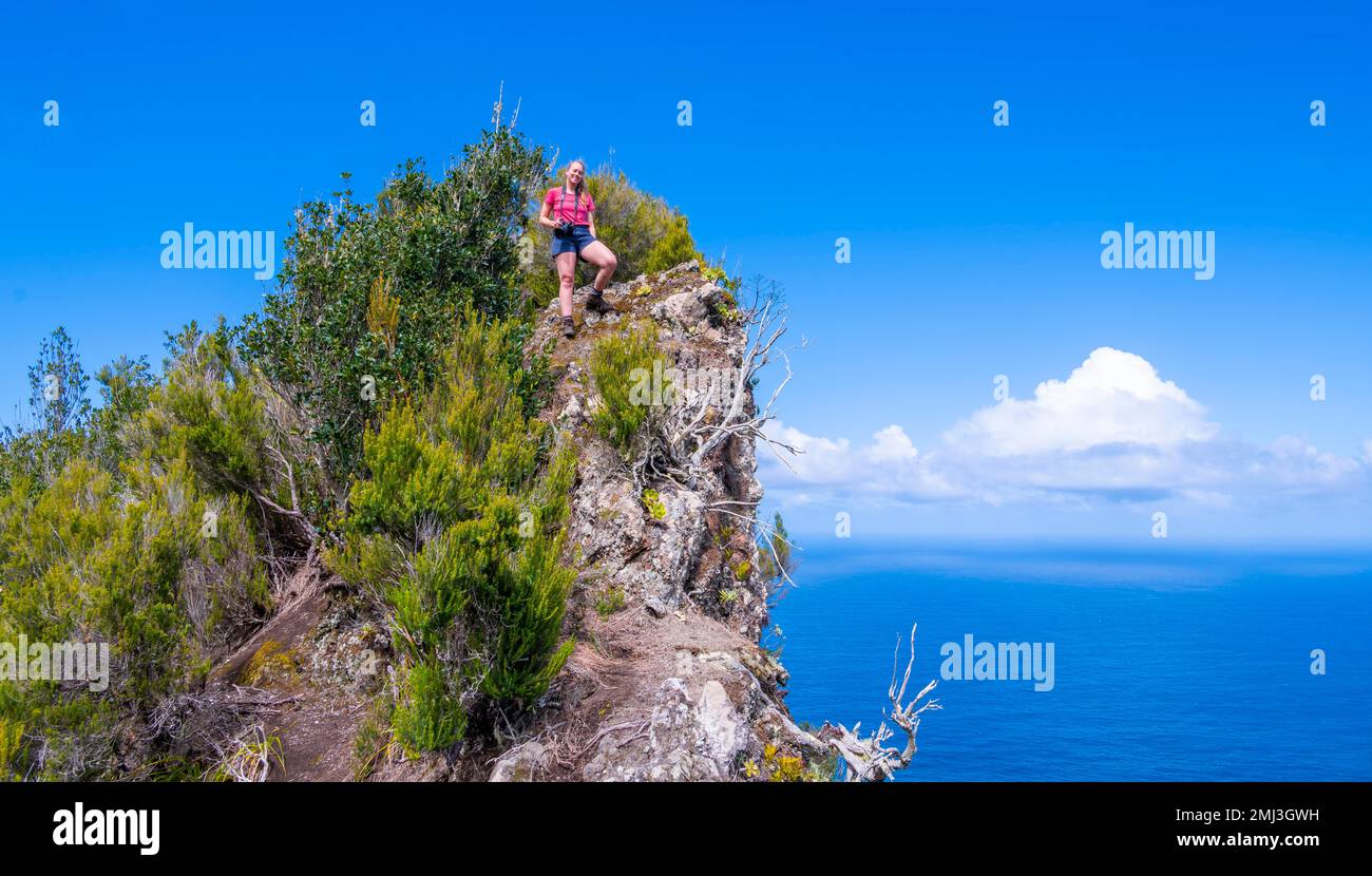 Abenteuer, Hiker auf einem KLIPPE, Boaventura, Madeira, Portugal Stockfoto