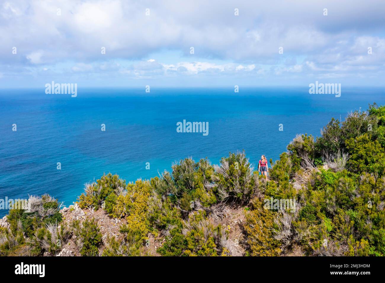 Wanderer vor dem Meer, Boaventura-Berge, Madeira, Portugal Stockfoto