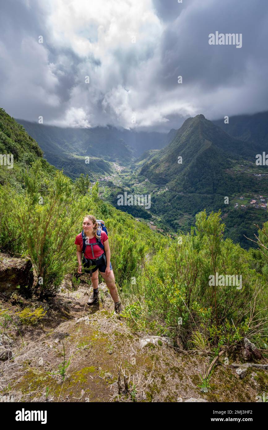 Wanderer, Green Mountain Valley, Boaventura, Madeira, Portugal Stockfoto
