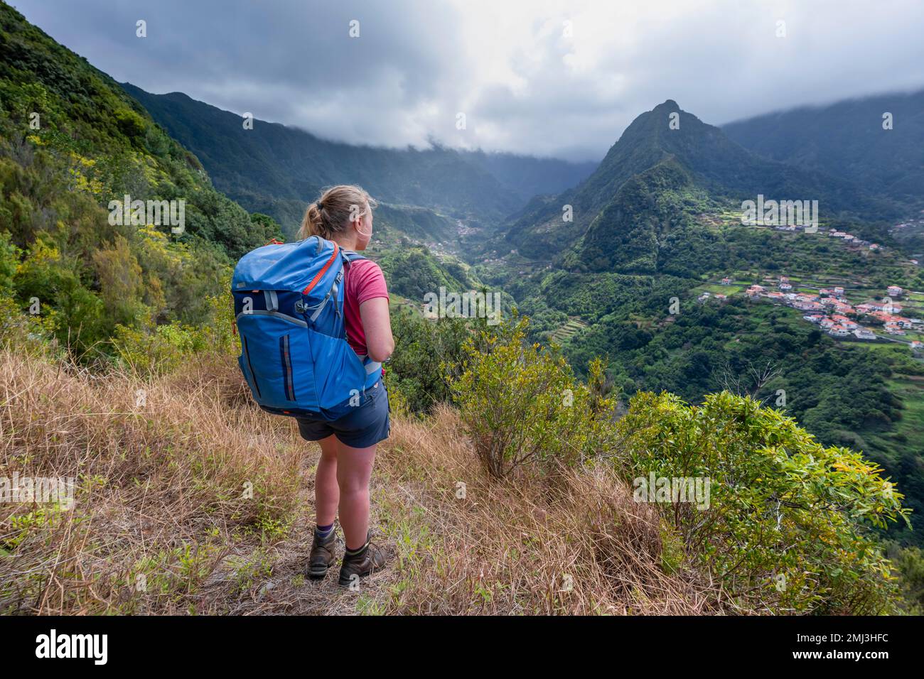 Wanderer mit Blick auf ein Bergtal, Boaventura, Madeira, Portugal Stockfoto