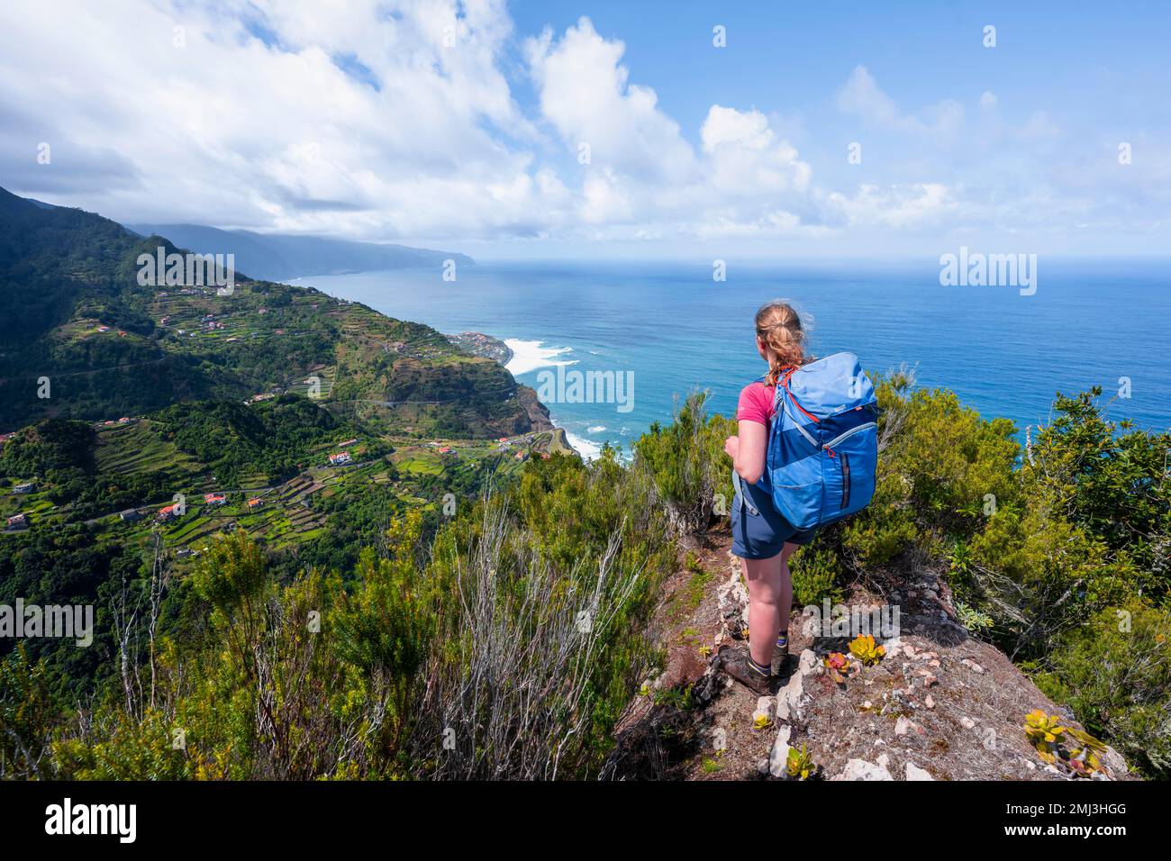 Wandern Sie auf dem Kamm von Pico do Alto, Blick auf die Küstenlandschaft, Madeira, Portugal Stockfoto