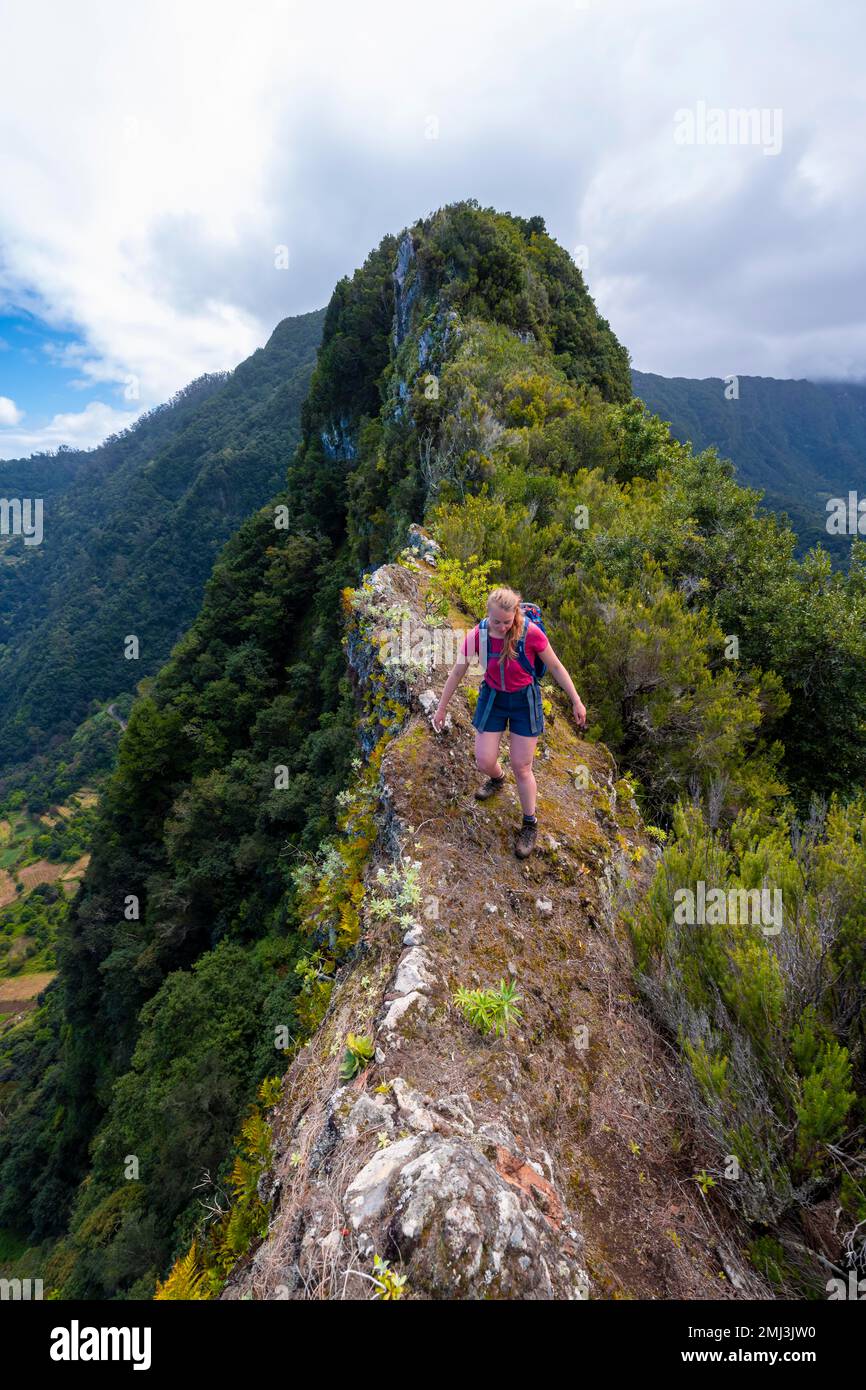 Wanderung auf dem Kamm von Pico do Alto, Madeira, Portugal Stockfoto