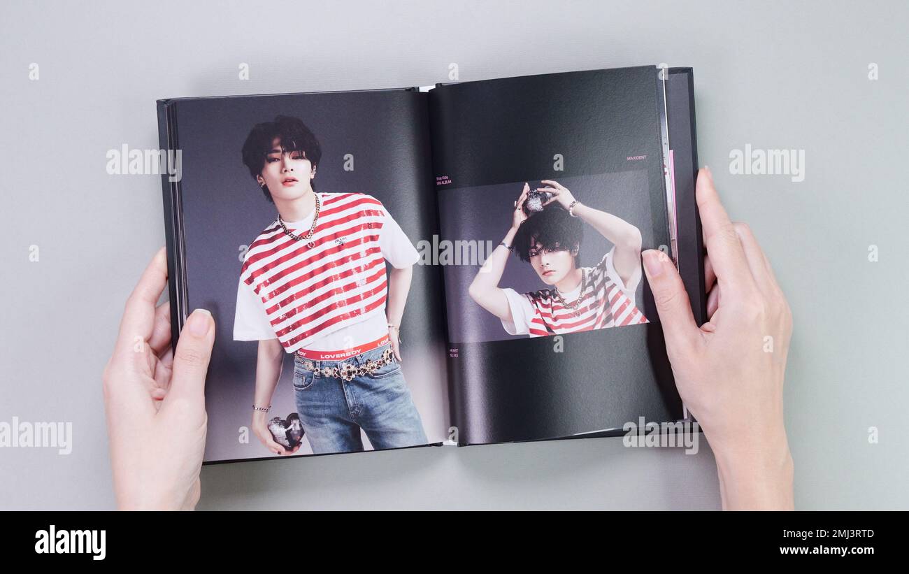 Fan Hold Stray Kids MAXIDENT Mini Album Fotobuch auf Grau. Musik-CD. Südkoreanische Boyband StrayKids. Platz für Text. Gatineau, QC Kanada – Stockfoto