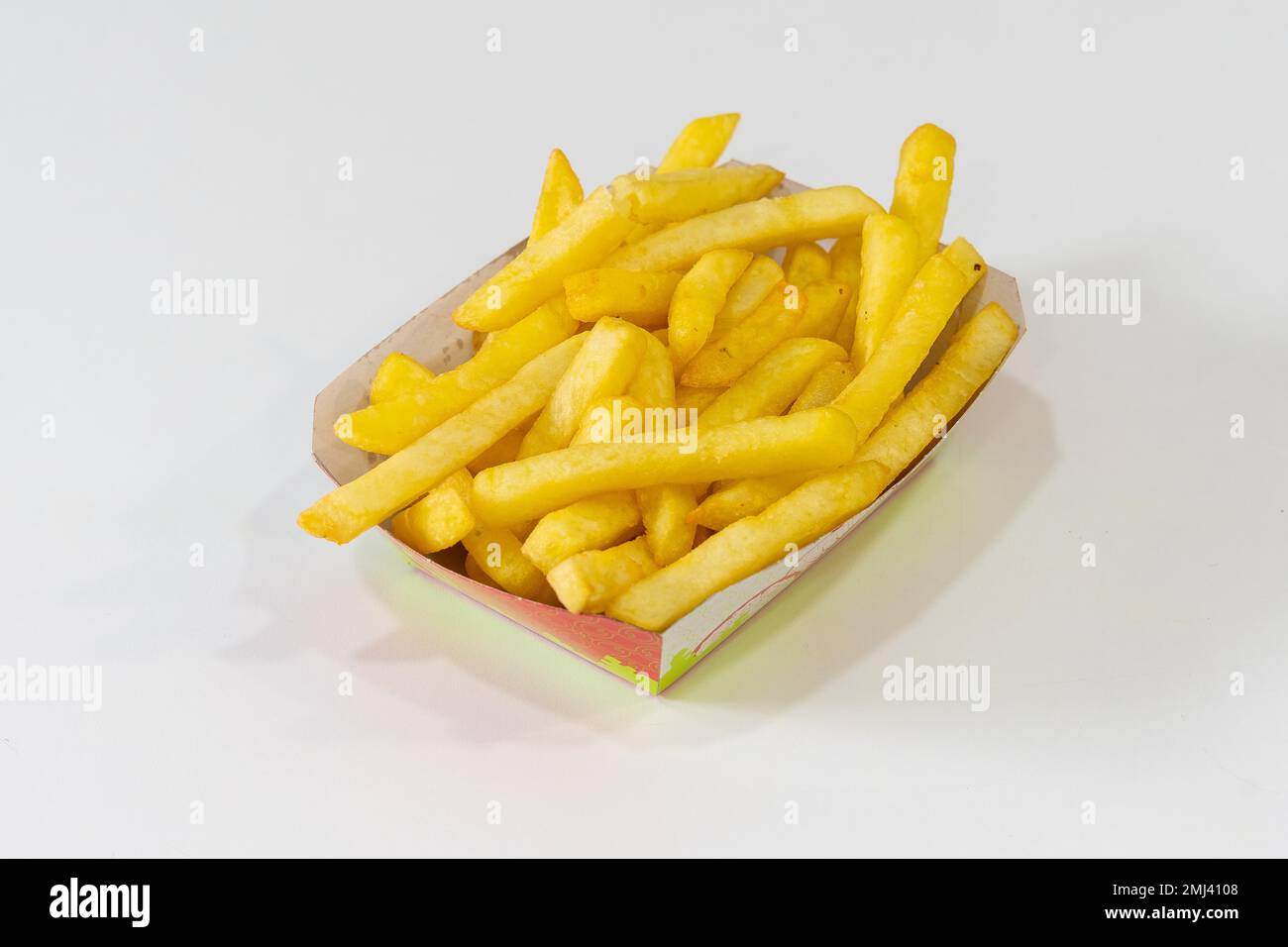 Kebab-Restaurantkoch, traditionelle türkische und arabische Gerichte, Pommes frites auf weißem Hintergrund Stockfoto