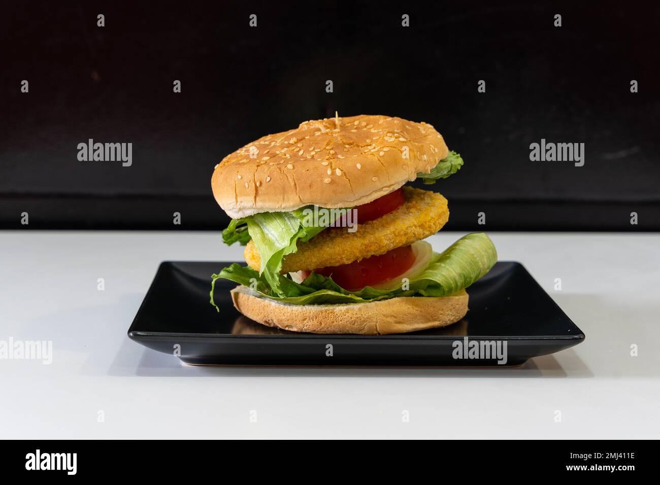 Kebab-Restaurantkoch, traditionelle türkische und arabische Gerichte, Hähnchenburger auf weißem Hintergrund Stockfoto