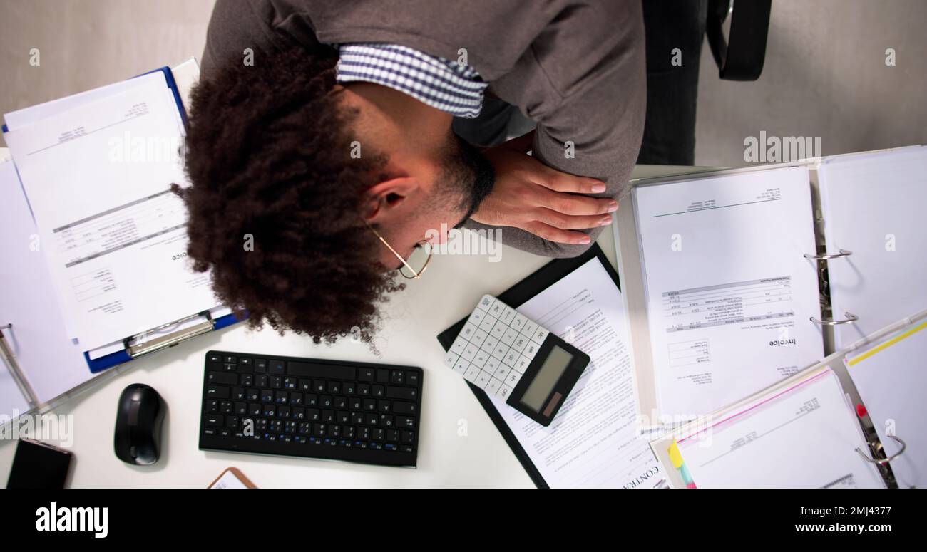 Ein Afrikanischer Geschäftsmann, Der Rechnungen Kalkuliert Stockfoto