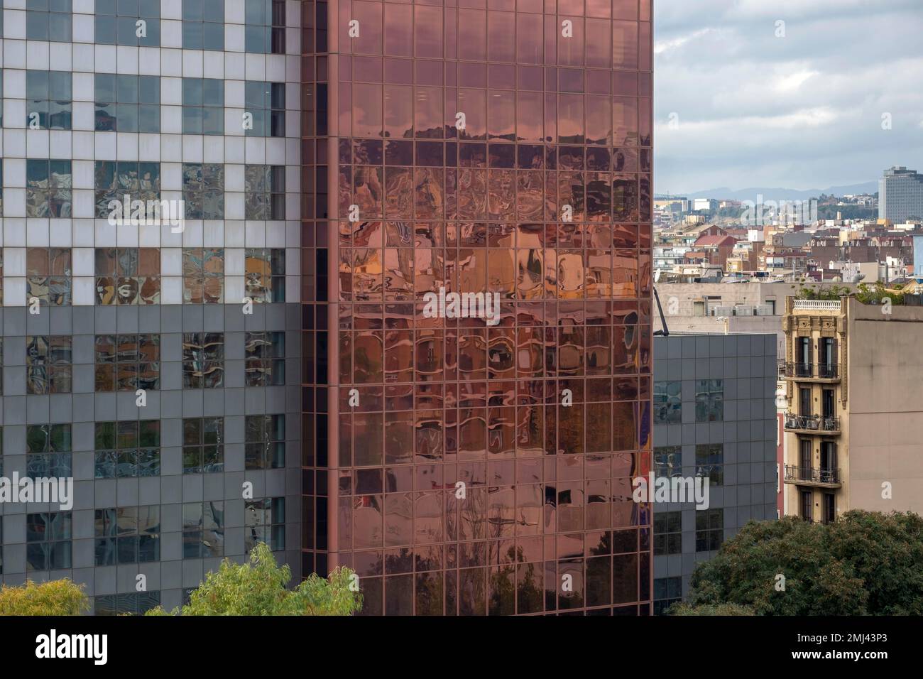 Hohe Aussicht auf Büro- und Wohngebäude in Barcelona Stockfoto