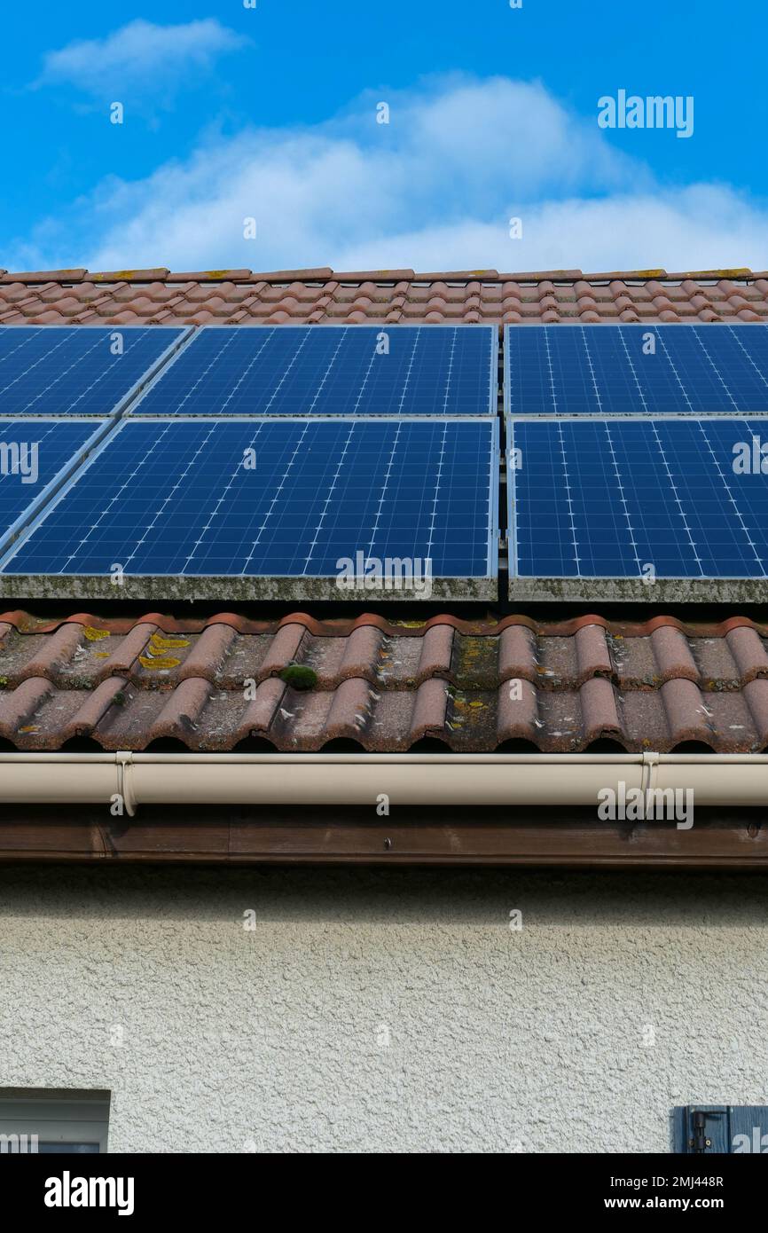 Auf dem Dach eines Hauses installierte Photovoltaikpaneele Sonnenkollektoren auf einem Dach. Stockfoto